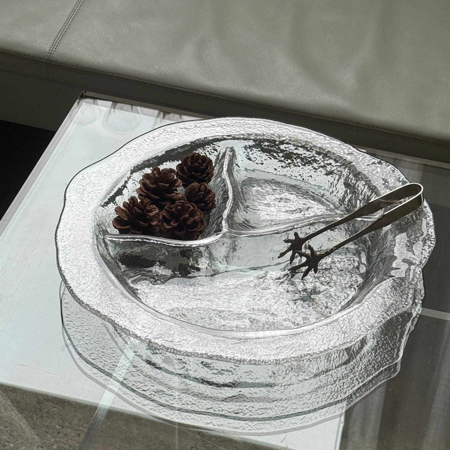 Stort glasfad med tre rum og kant