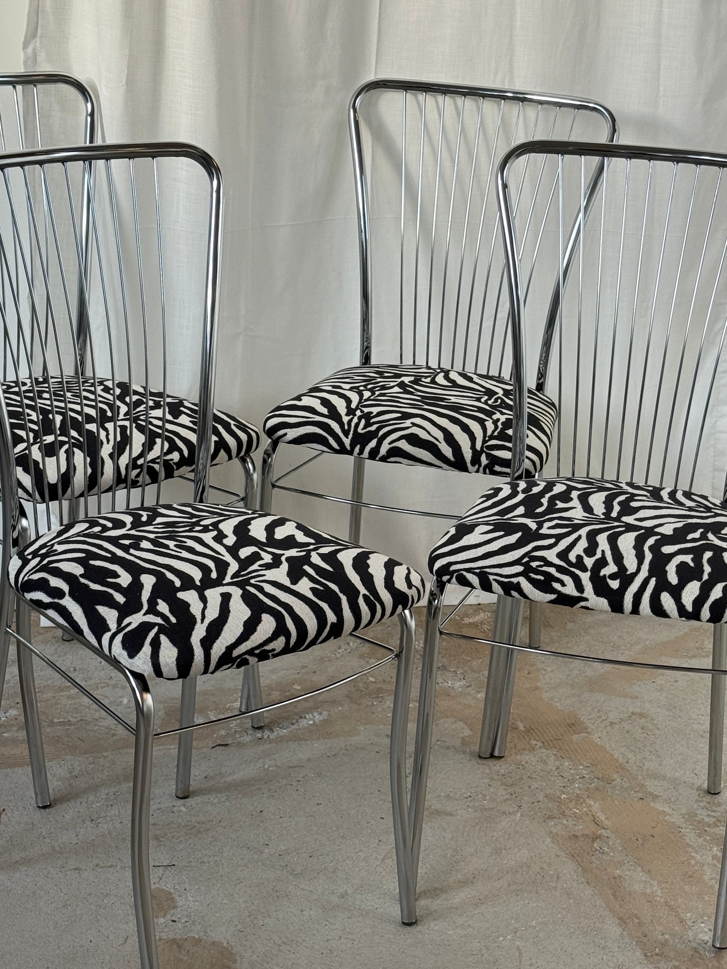 Stole med kromstel og ompolstret zebrastof
