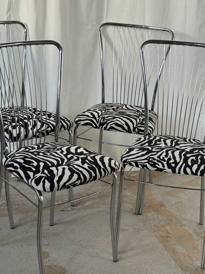 Stole med kromstel og ompolstret zebrastof