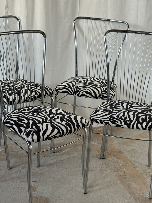 Stole med kromstel og ompolstret zebrastof