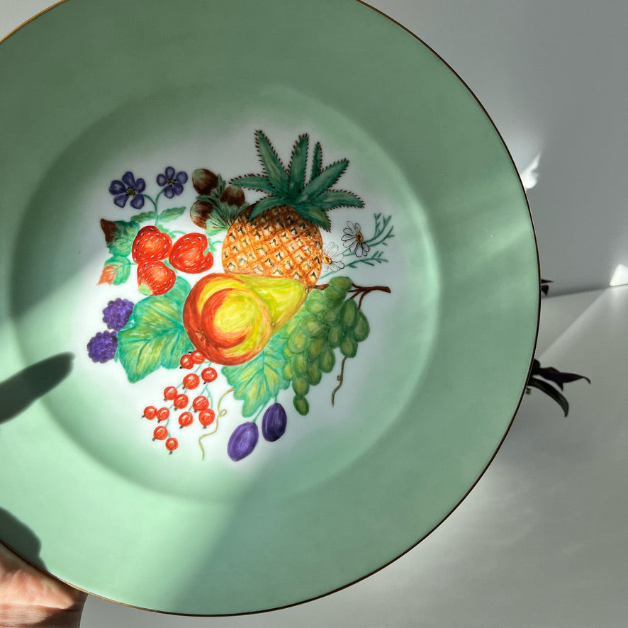 Håndmalet grønt fad m. frugtmotiver