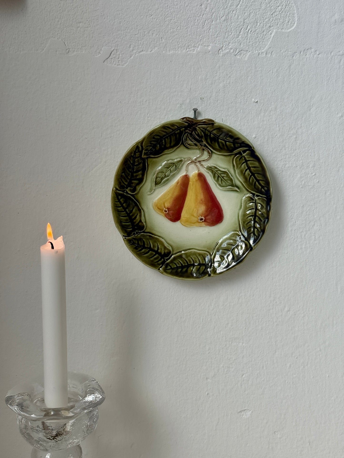 Fajanceophæng med pæremotiv