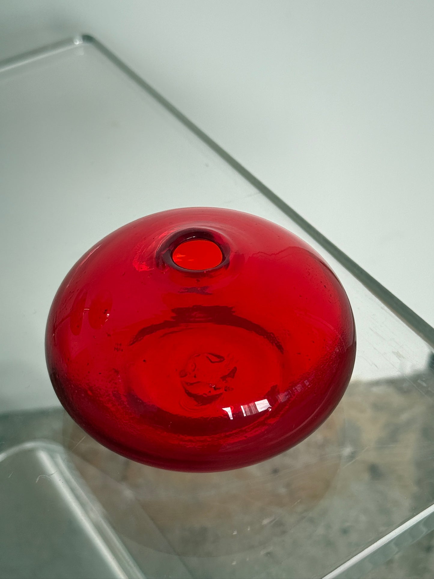 Mundblæst, rød glasvase