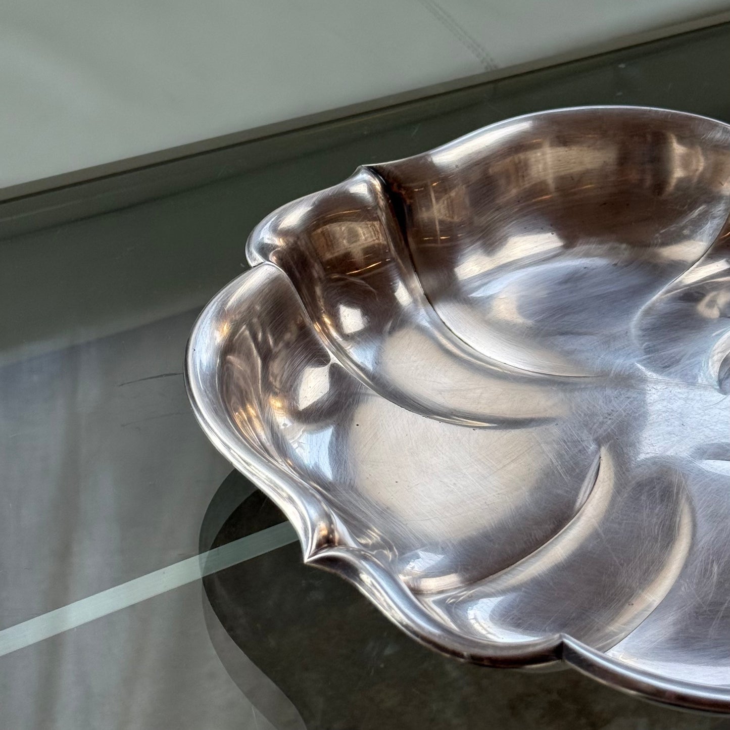 Stort serveringsfad i rustfrit stål fra 1953