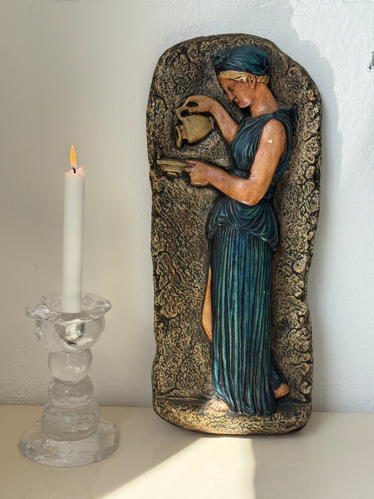 Kæmpe relief af kvinde med krukke