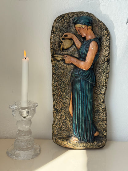 Kæmpe relief af kvinde med krukke