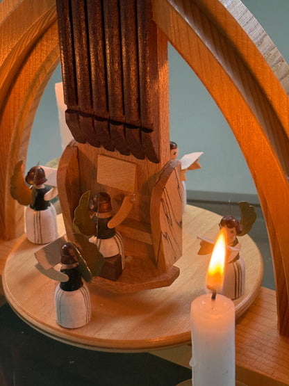 Julekarrusel i træ, engle og orgel