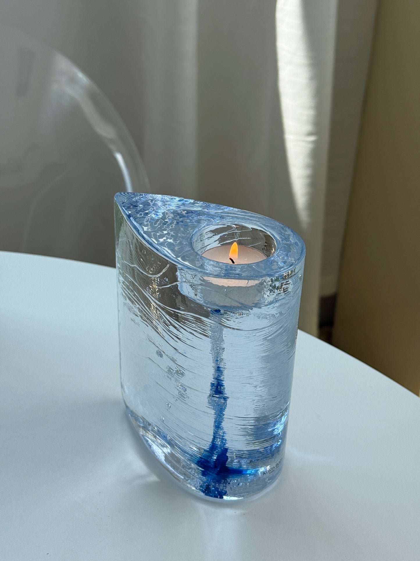 Massiv Kosta Boda lysestage med blå detaljer