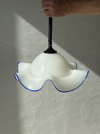 Mundblæst pendel i hvidt glas med blå kant