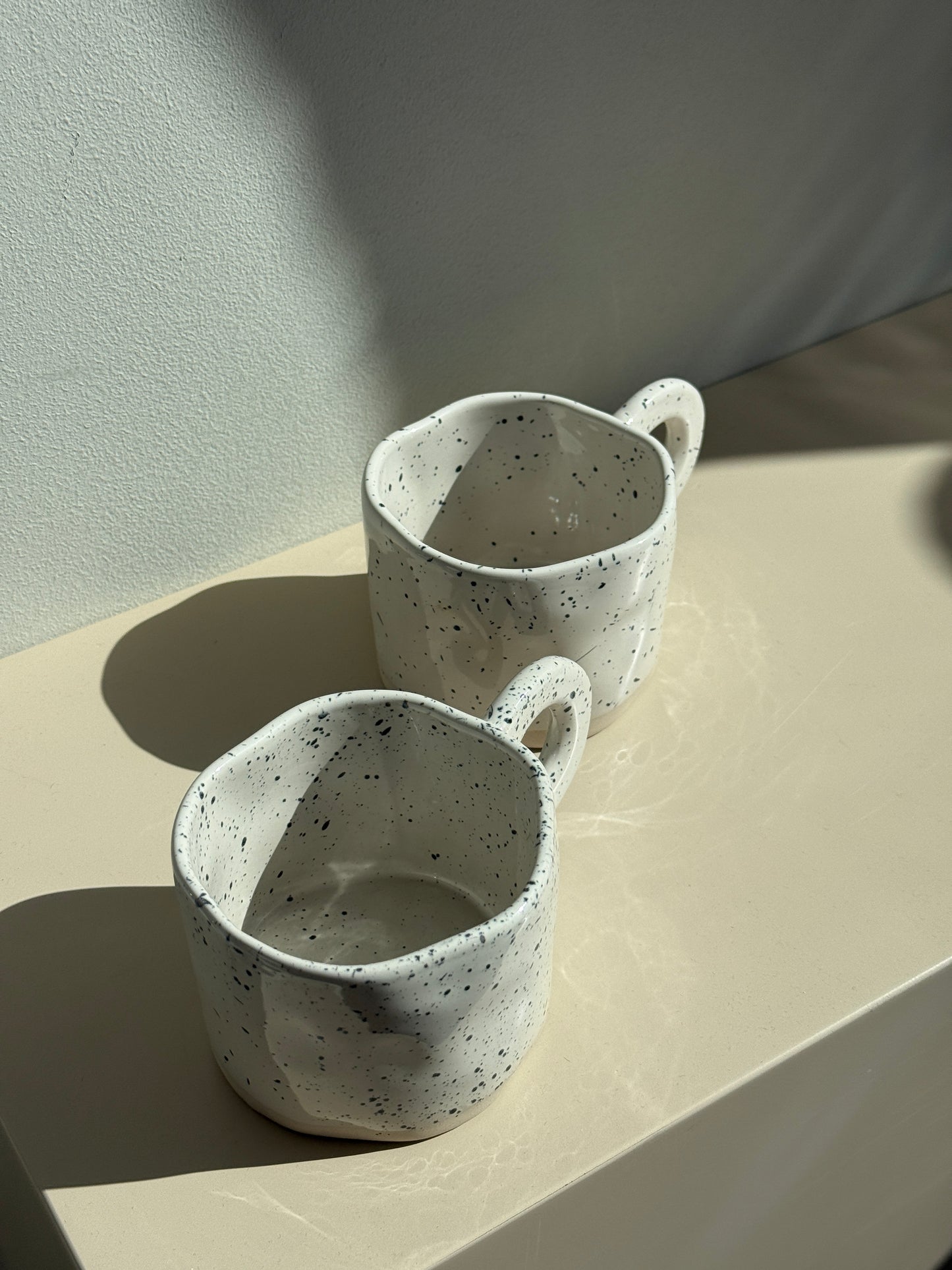 Keramikkopper med hvid glasur & prikker, 2 stk.