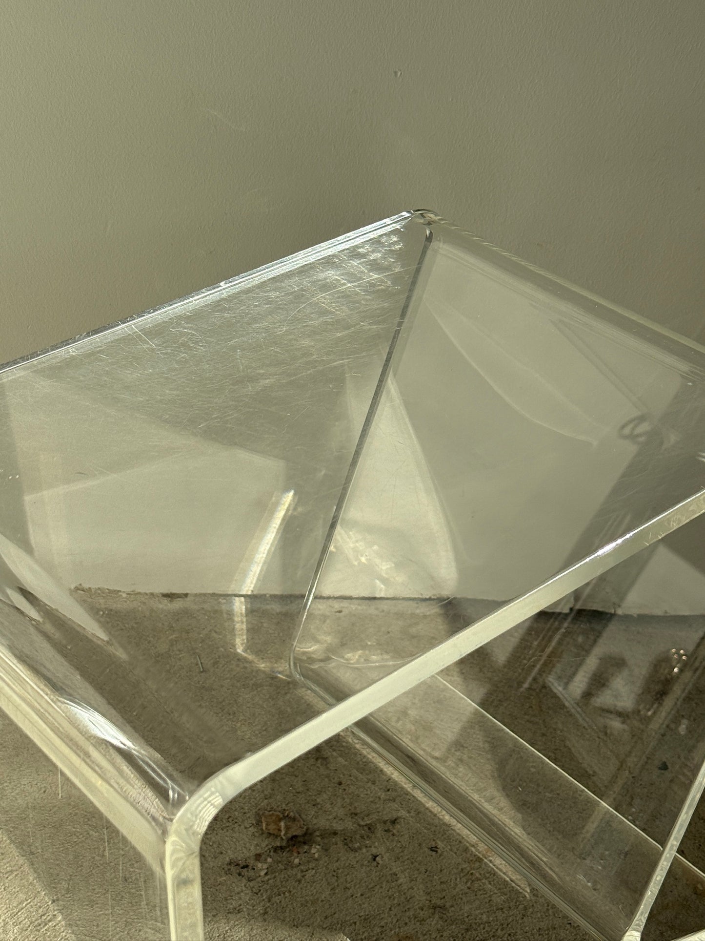 Plexiglas sidebord