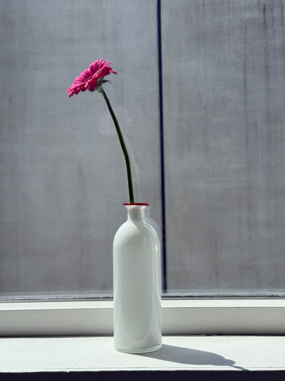 Hvid flaske vase i glas med rød kant