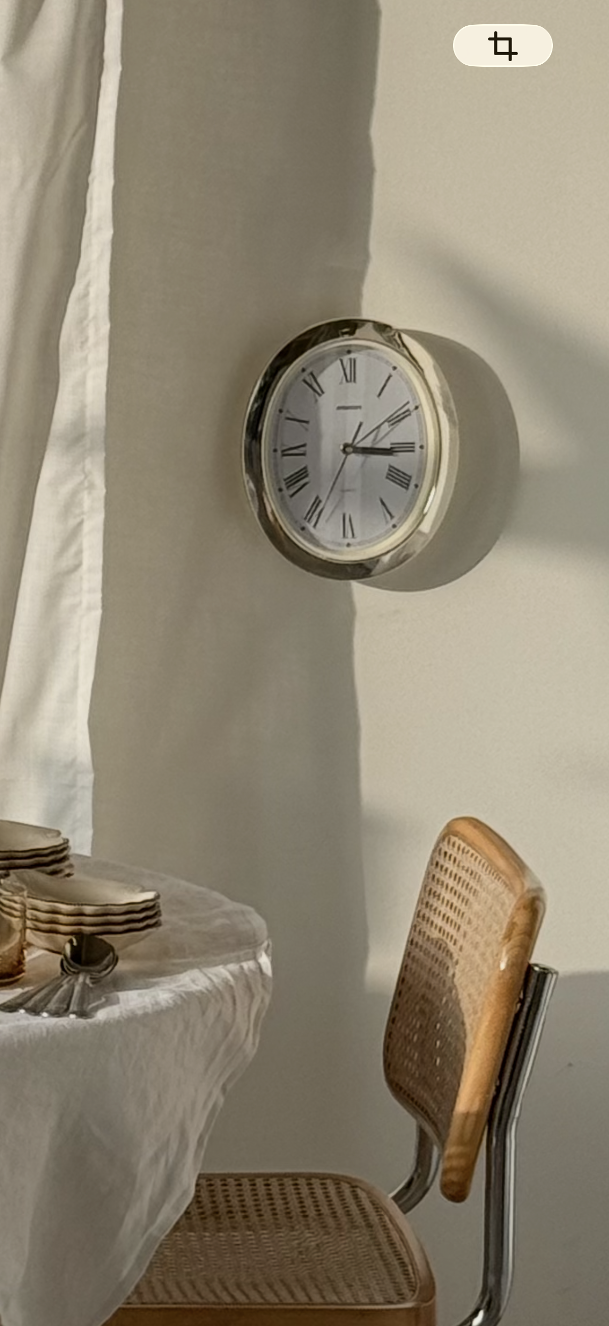 Vægur med sølvfarvet kant