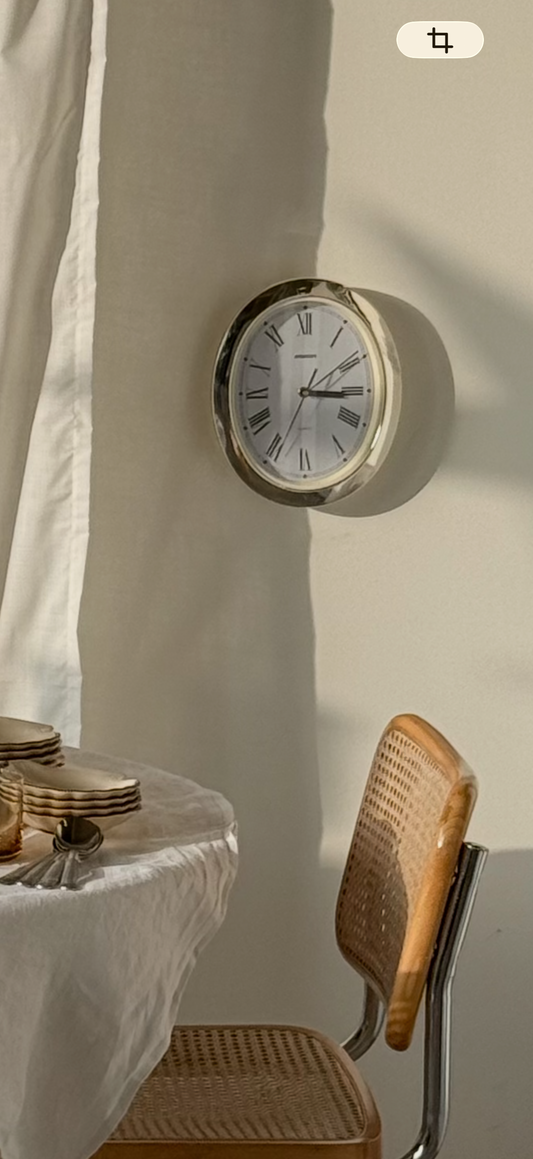 Vægur med sølvfarvet kant