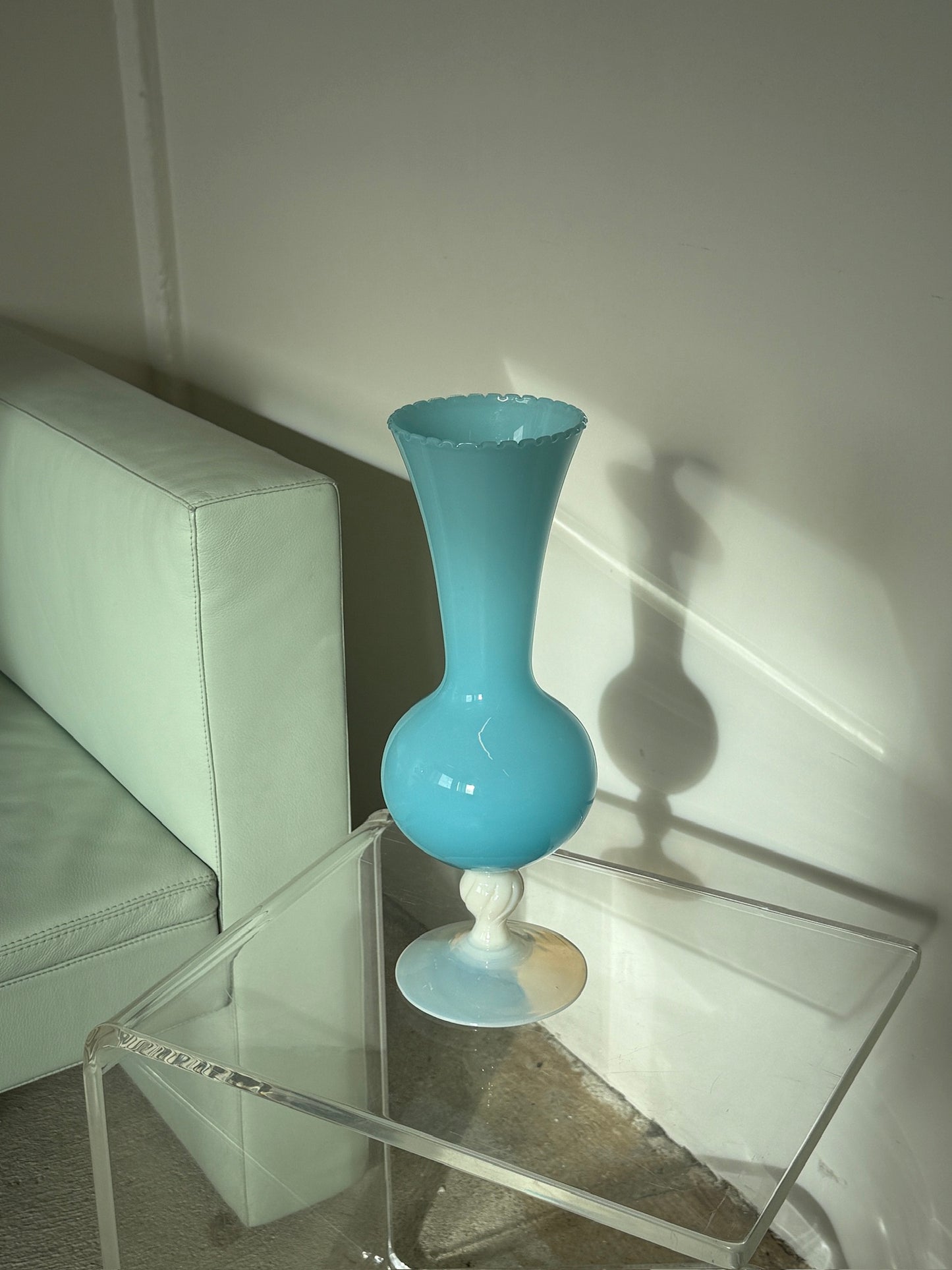 Blå/hvid vase, opalglas