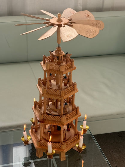 Julepyramide i naturlige nuancer - 4 etager