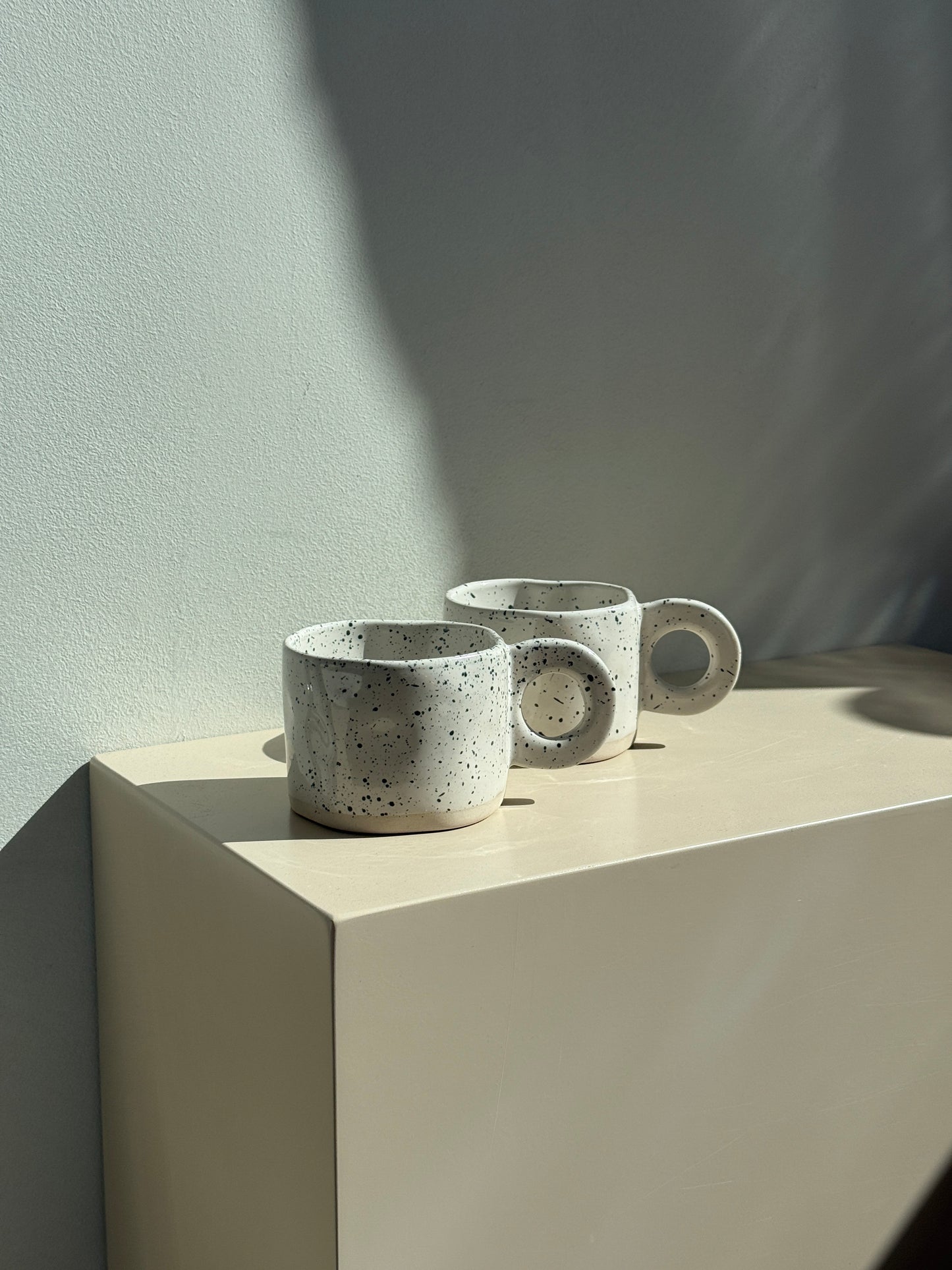 Keramikkopper med hvid glasur & prikker, 2 stk.