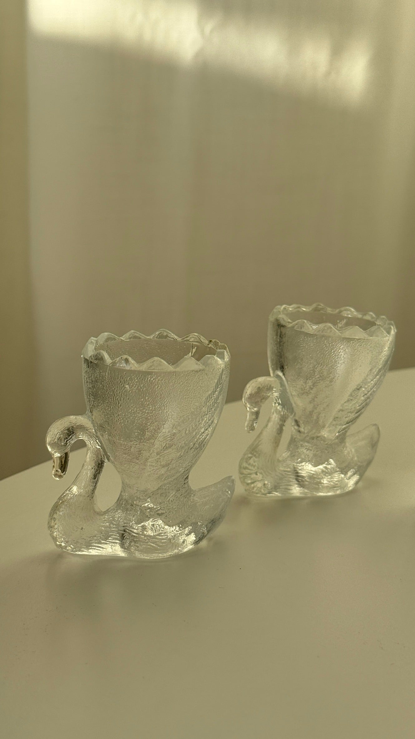 Æggebægere formet som svane, glas