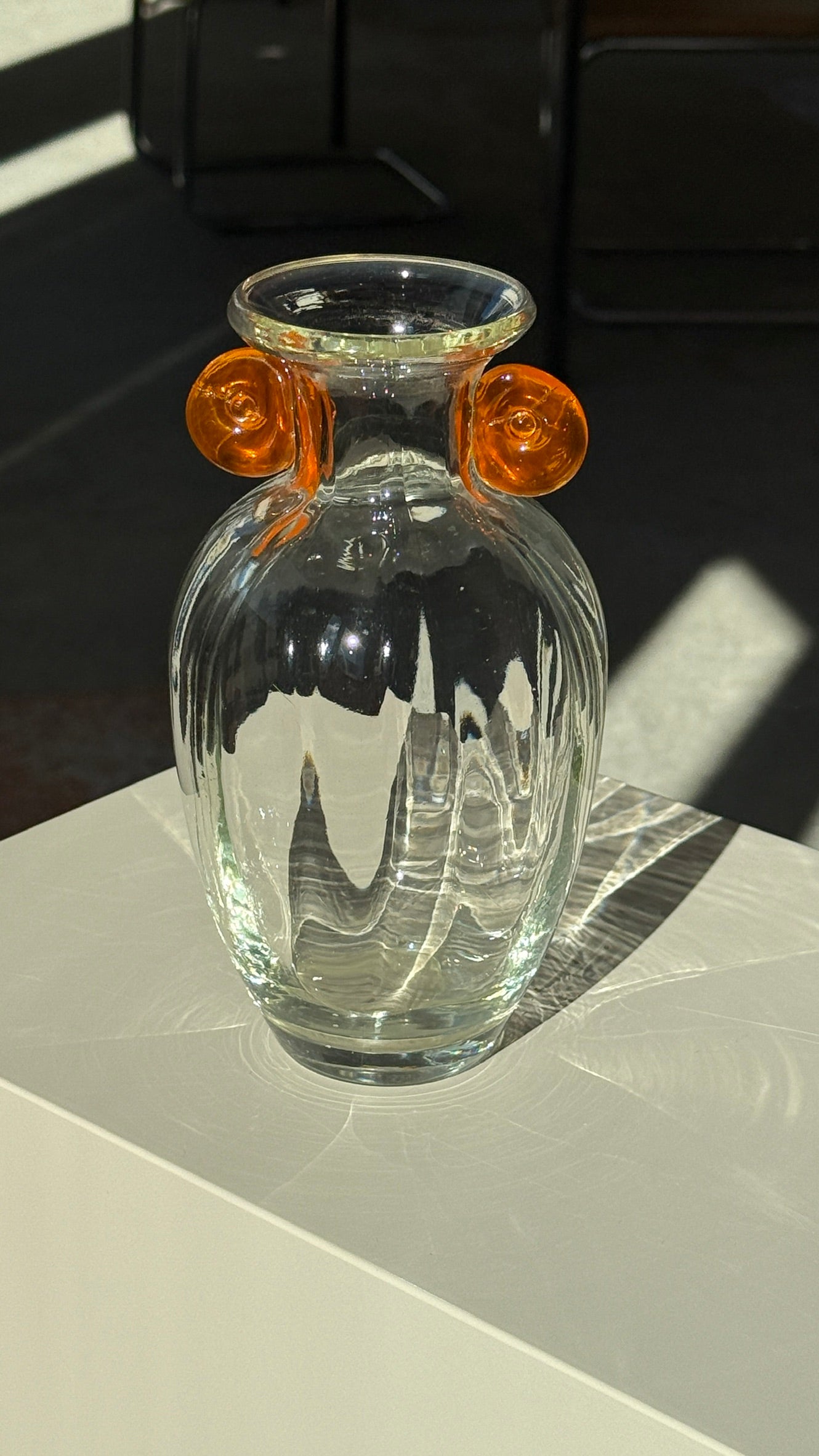 Mundblæst vase med orange detalje