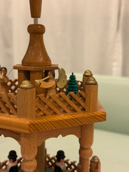 Erzgebirge julepyramide med farverige detaljer, 3 etager