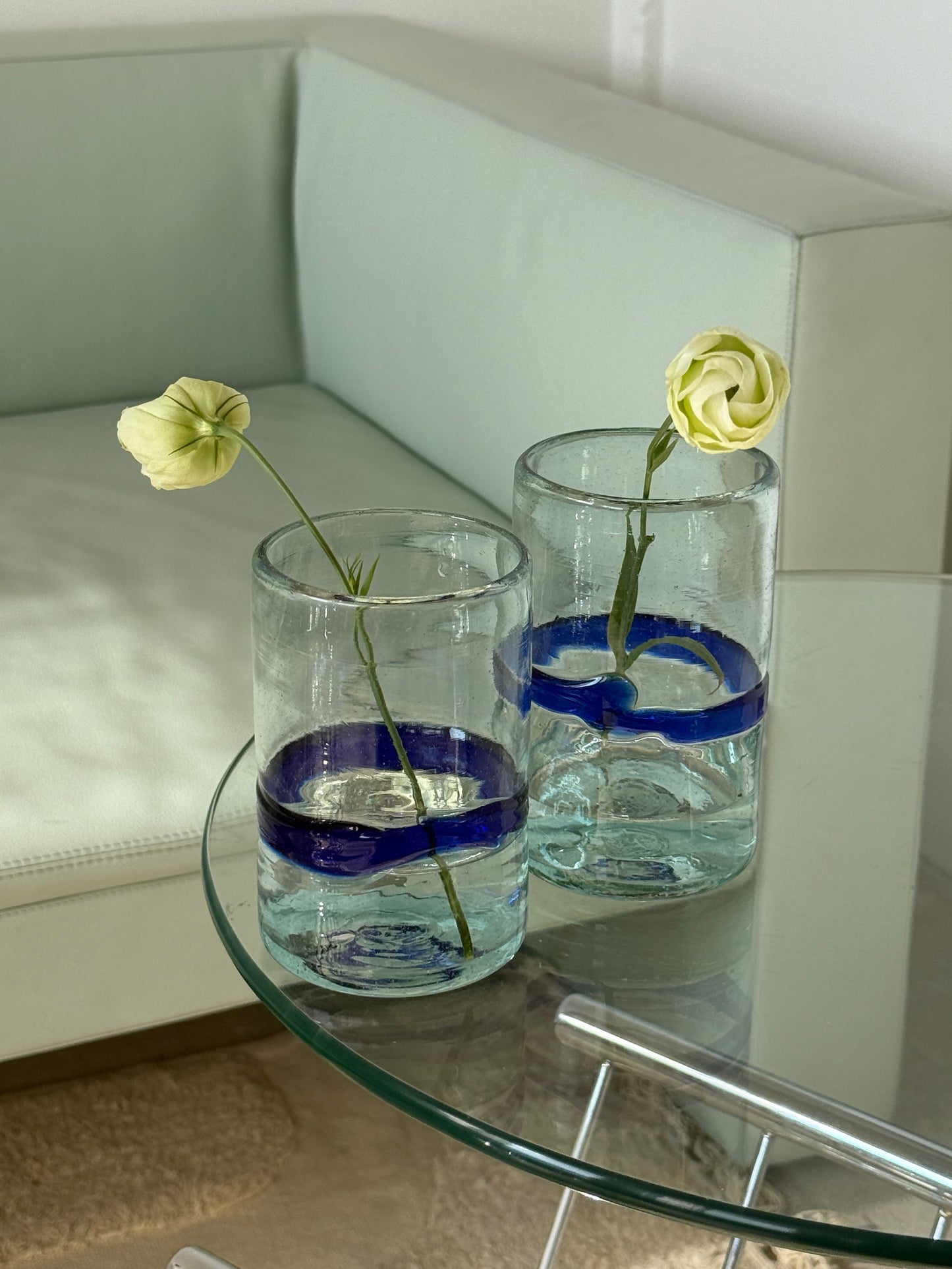 Mundblæste glas med blå detalje