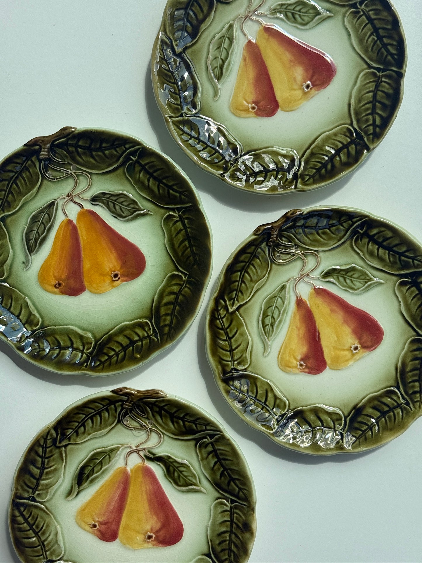 Fajanceophæng med pæremotiv