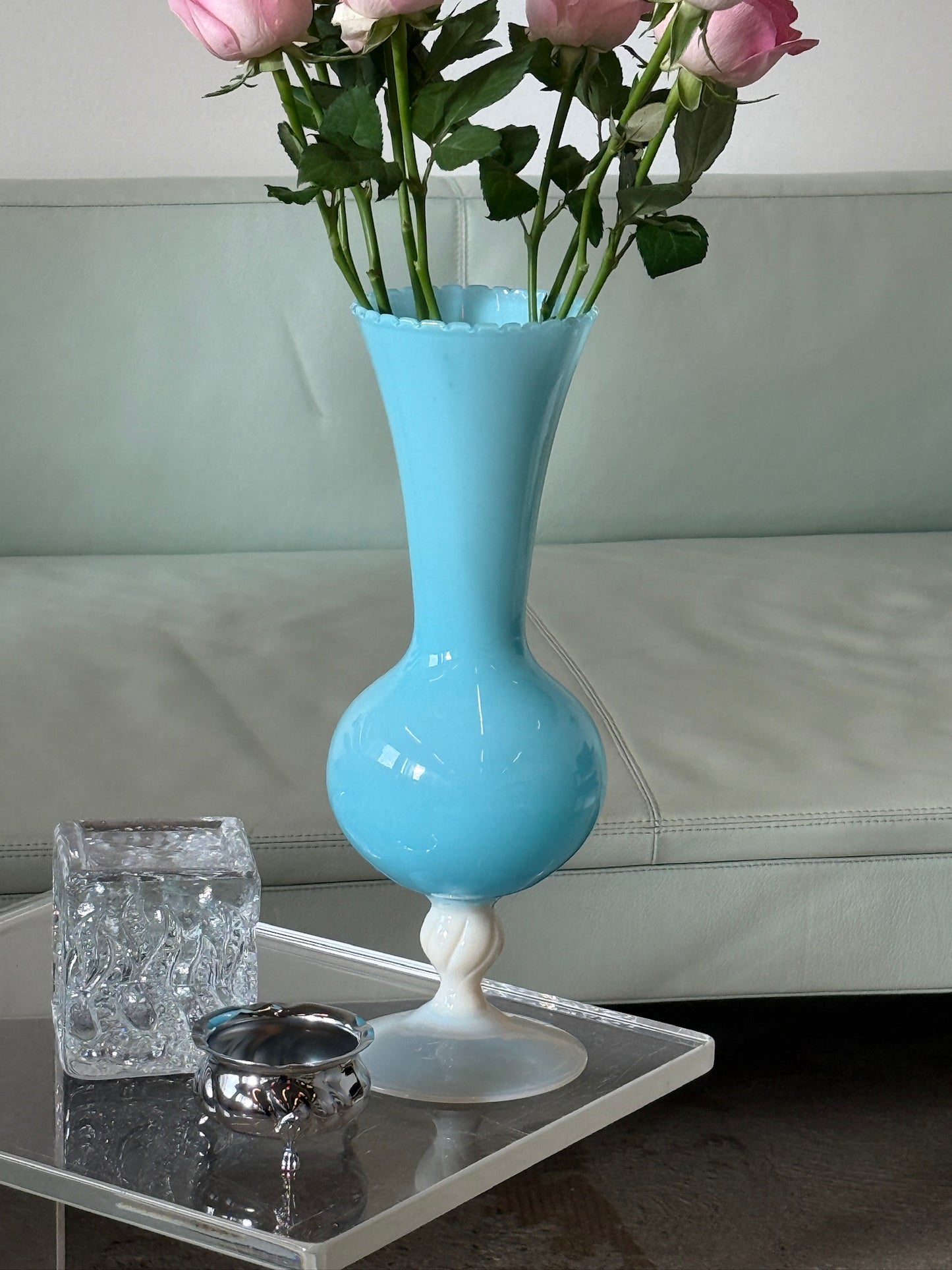 Blå/hvid vase, opalglas