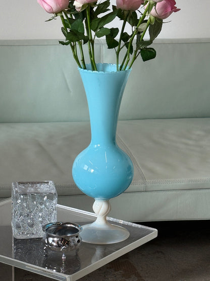 Blå/hvid vase, opalglas