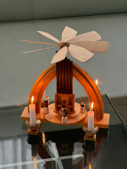 Julekarrusel i træ, engle og orgel