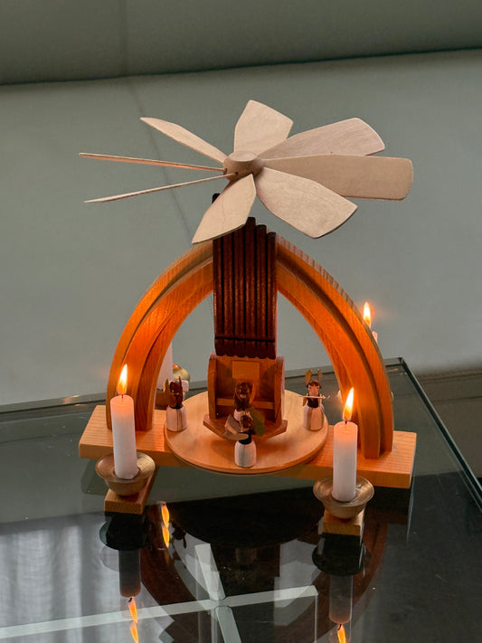 Julekarrusel i træ, engle og orgel