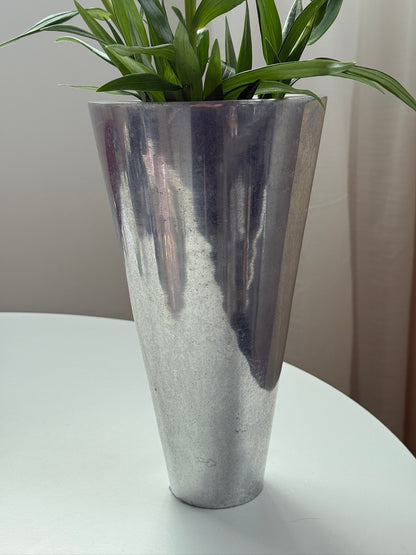 Høj vase i metal med industrielt udtryk