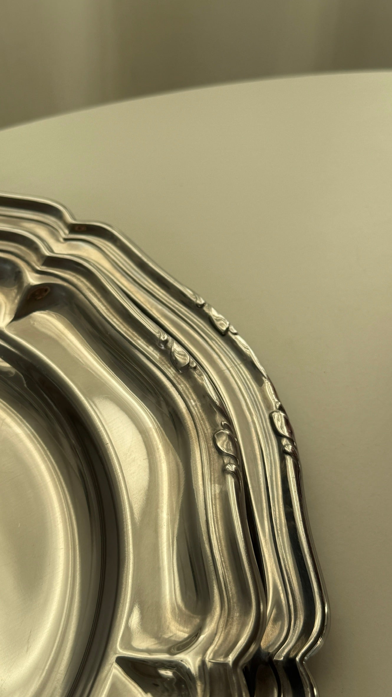 Runde serveringsfade i rustfrit stål, 2 stk.