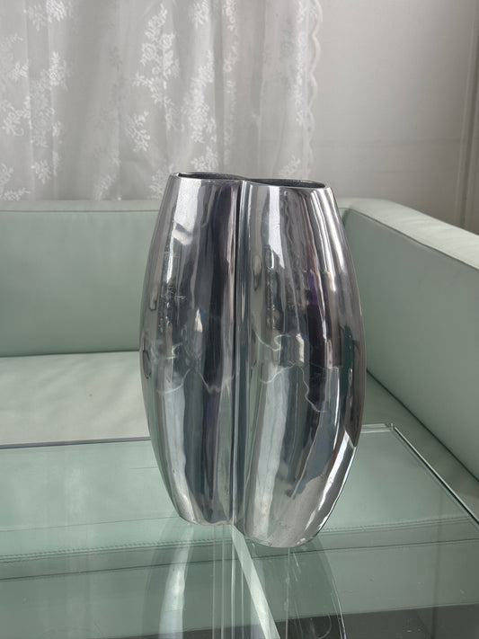 Aluminiumsvase i skulpturel form