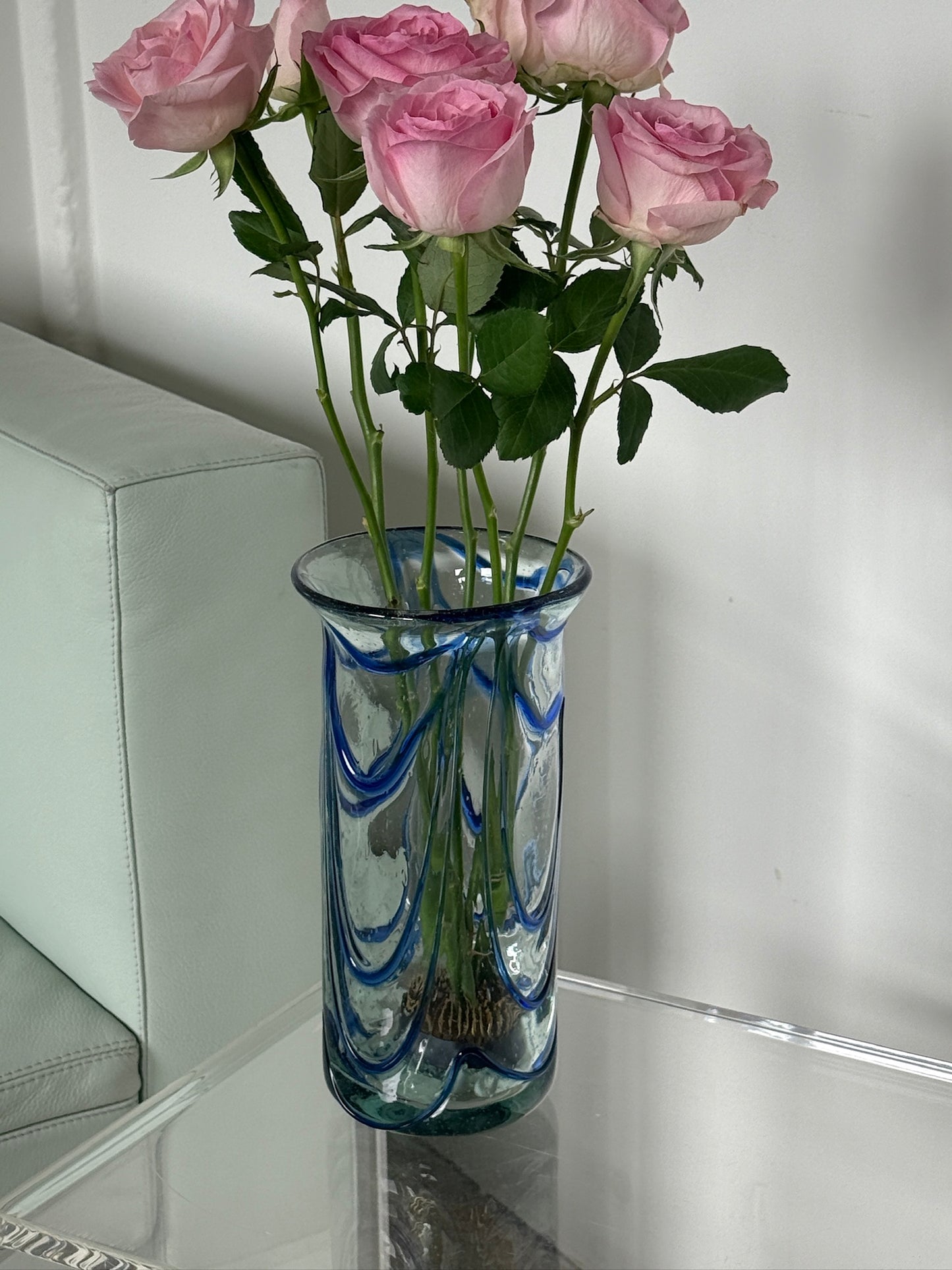 Mundblæst vase med blå detaljer