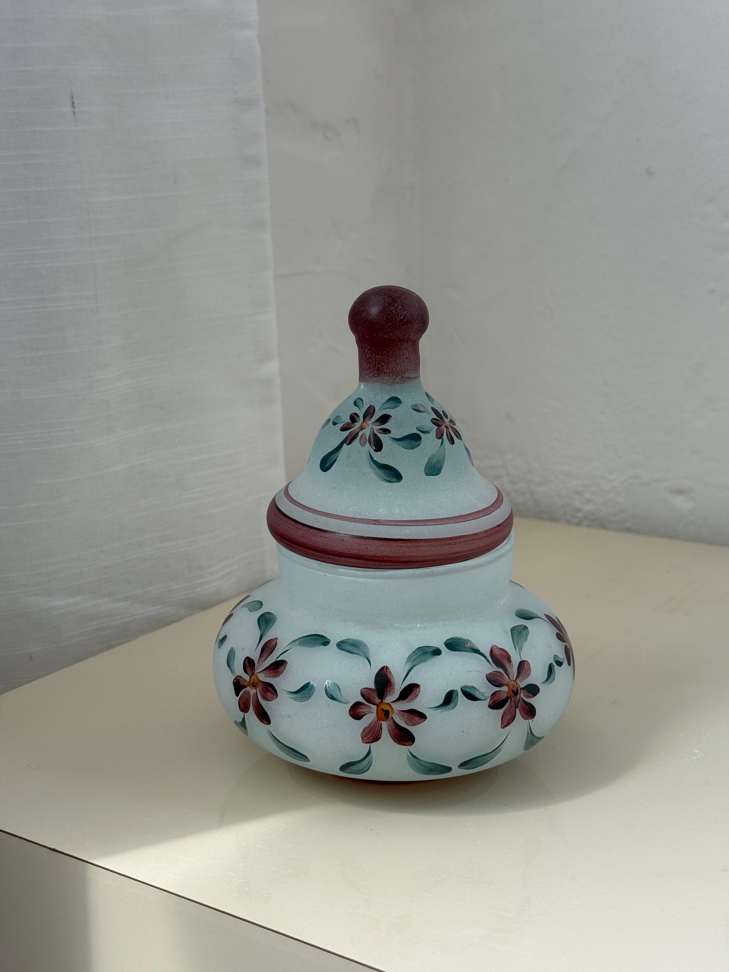 Håndmalet glaskrukke med låg