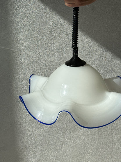 Mundblæst pendel i hvidt glas med blå kant