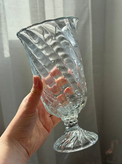 Glasvase med fod & mønster