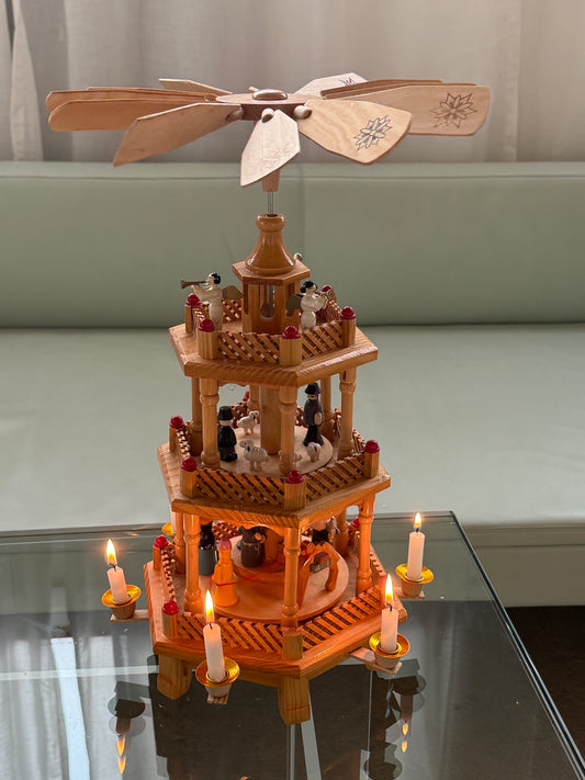 Julepyramide med røde detaljer - 3 etager