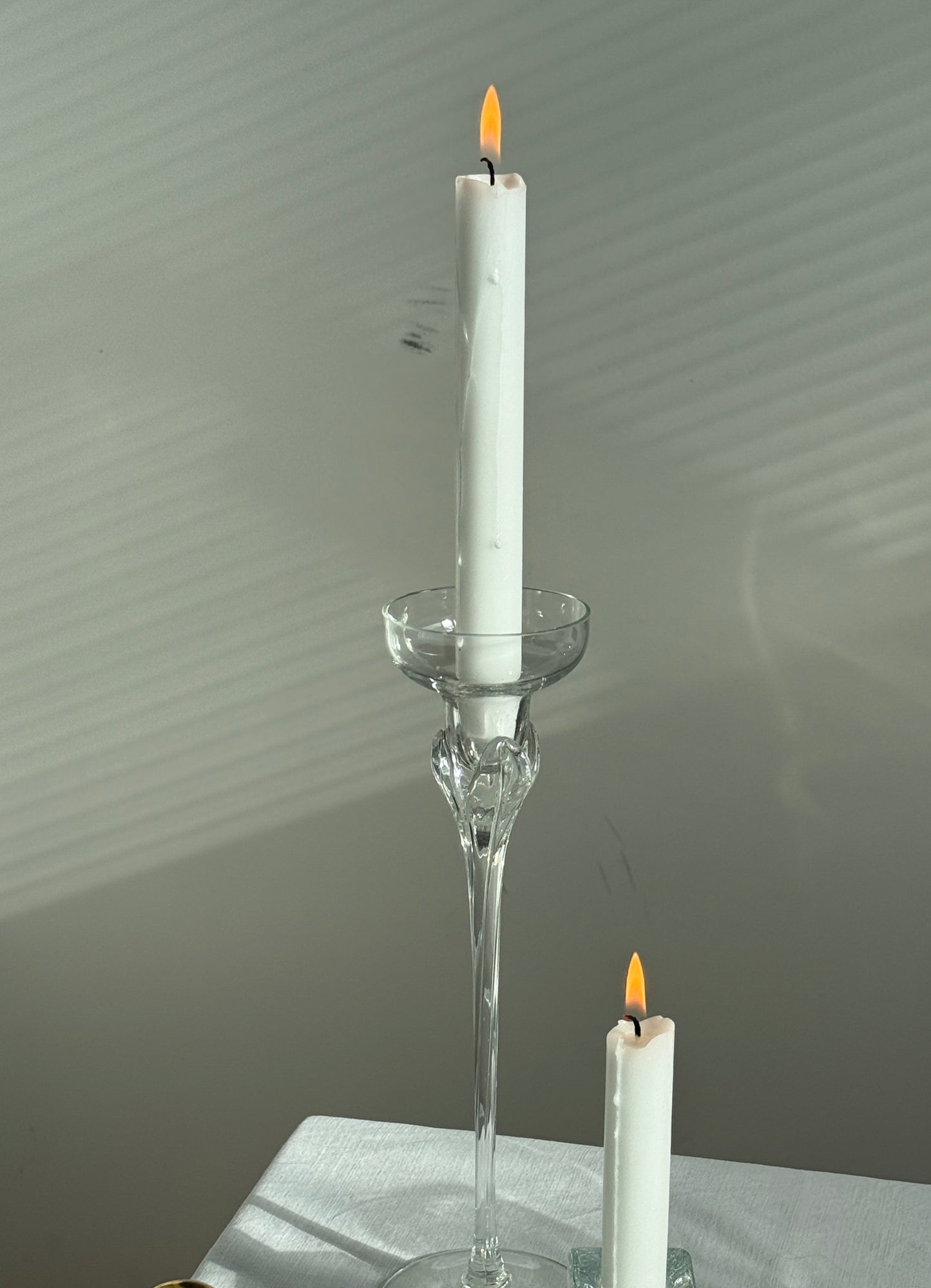 Høj lysestage i klart glas, blomsterformet top