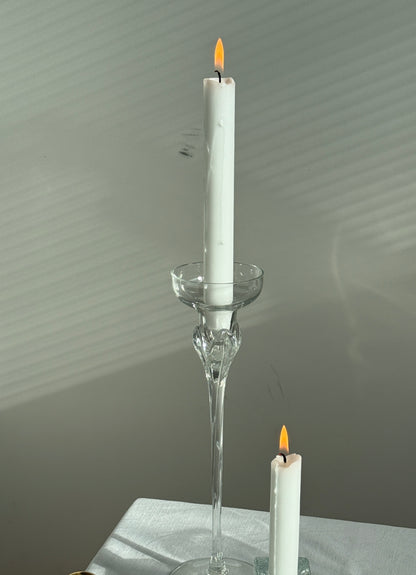 Høj lysestage i klart glas, blomsterformet top