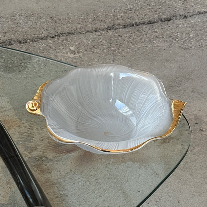 Muslingeformet skål med guldkant