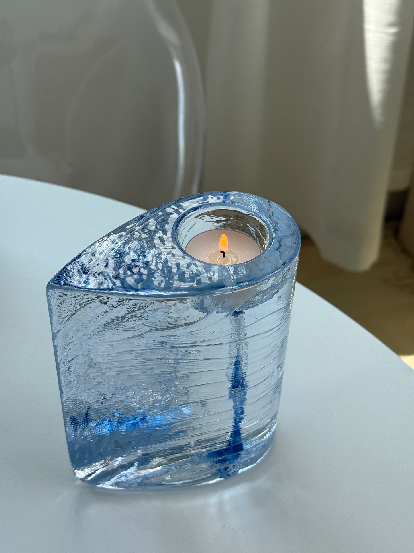 Massiv Kosta Boda lysestage med blå detaljer