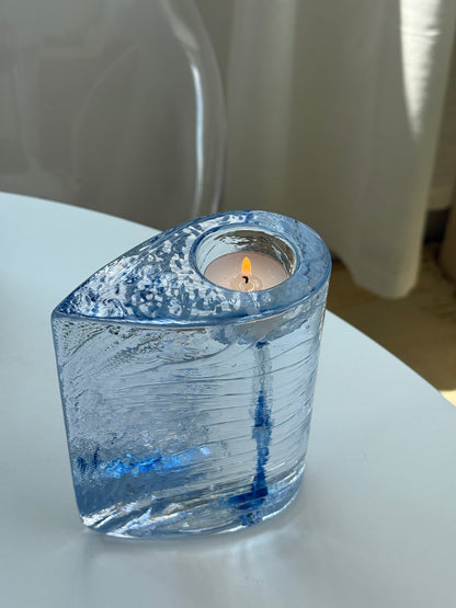 Massiv Kosta Boda lysestage med blå detaljer