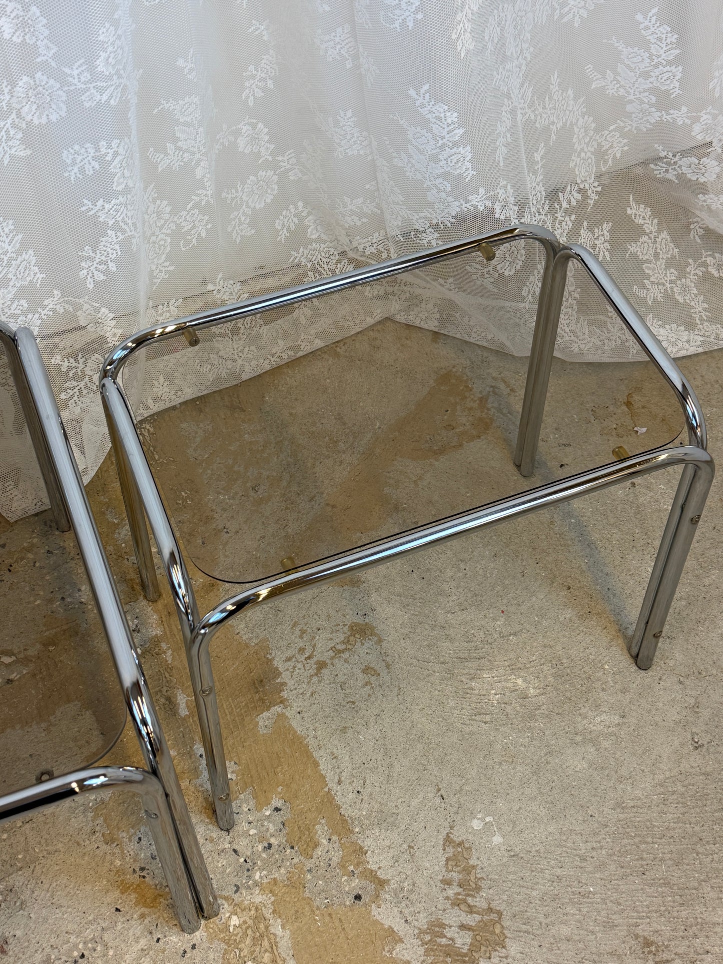 Krom sidebord med glasplade