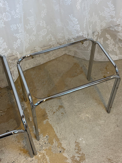 Krom sidebord med glasplade