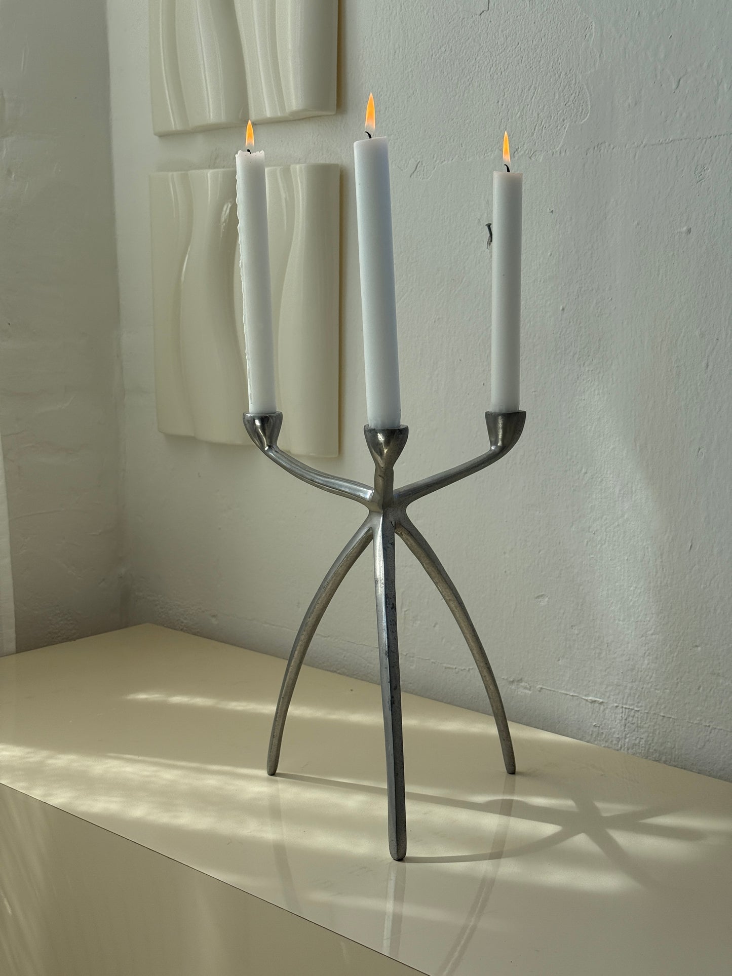 Lysestage med tre ben, metal