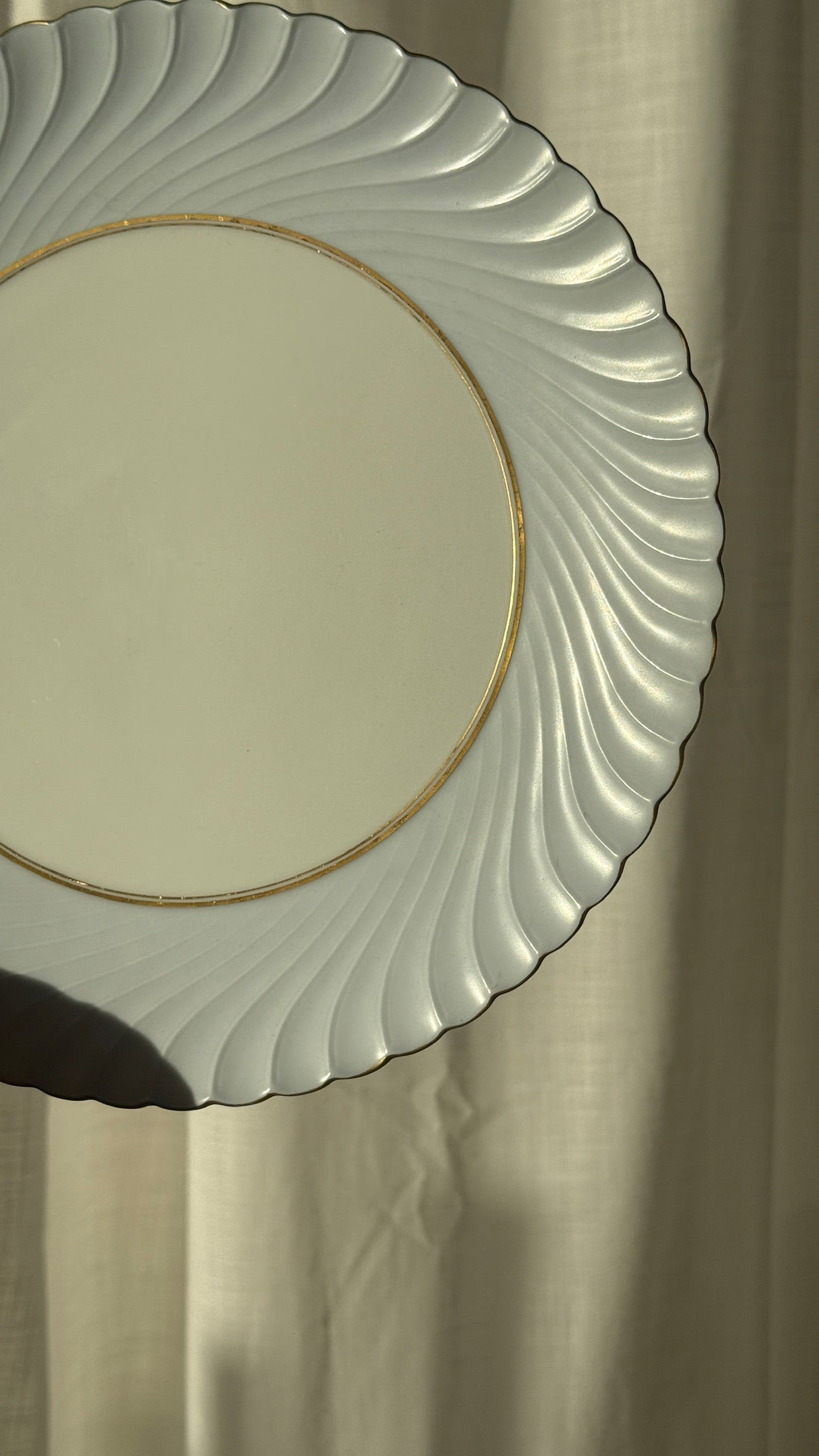 Lyseblå tallerken / serveringsfad med gulddetalje