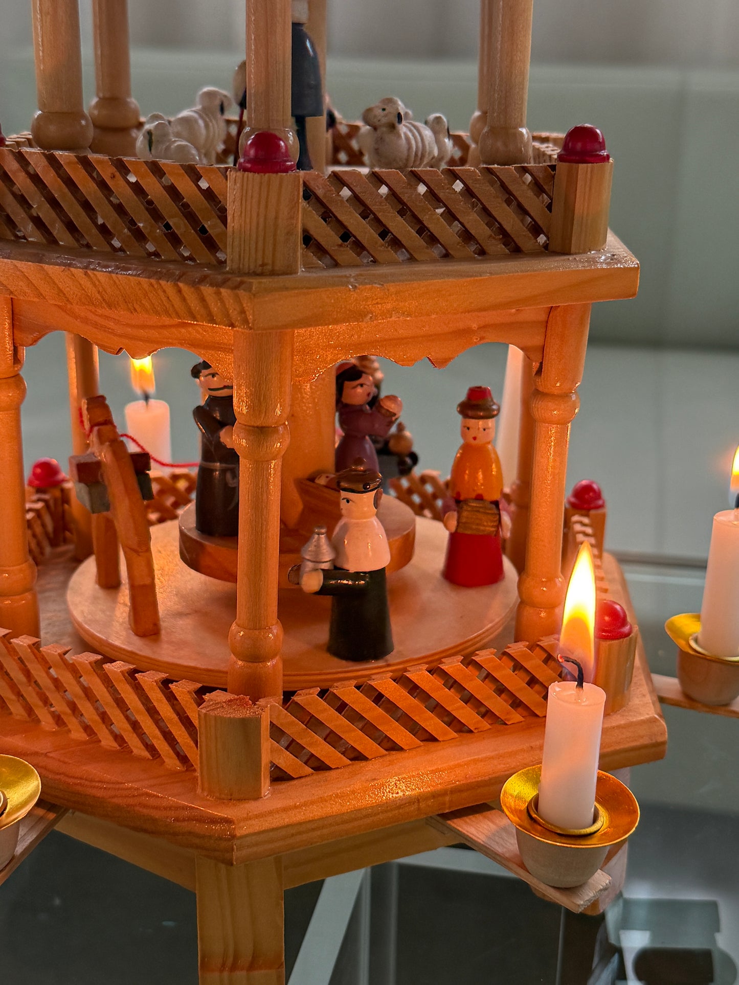 Julepyramide med røde detaljer - 3 etager