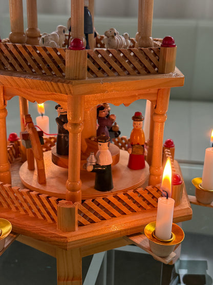 Julepyramide med røde detaljer - 3 etager