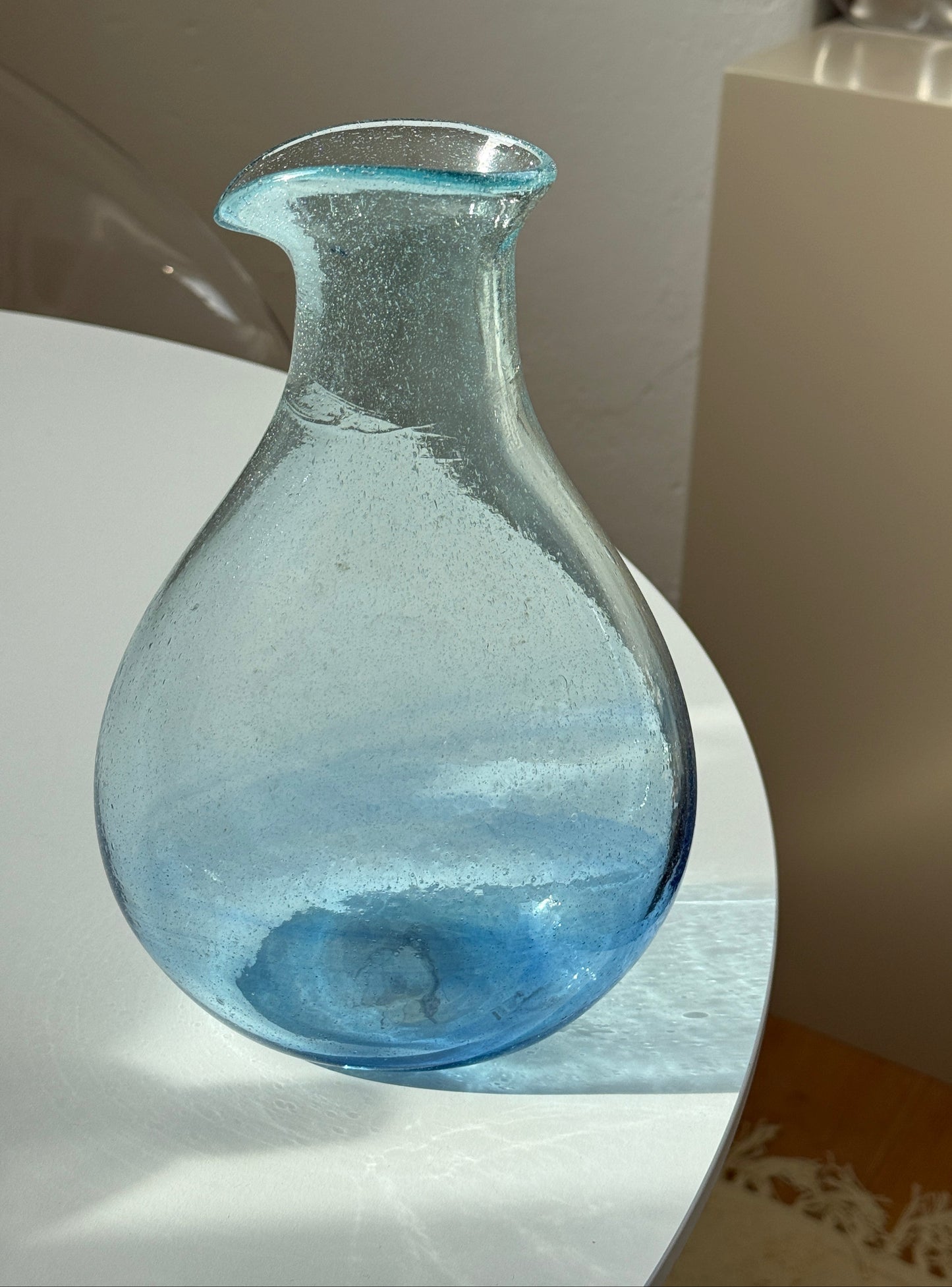 Mundblæst vandkande, blå